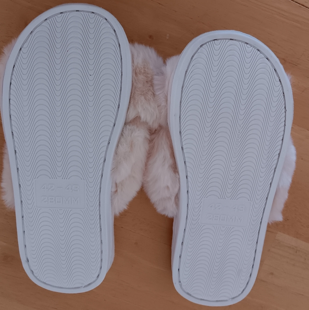 Ivory Crisscross Plush Slippers NWT - Picture 2 of 3